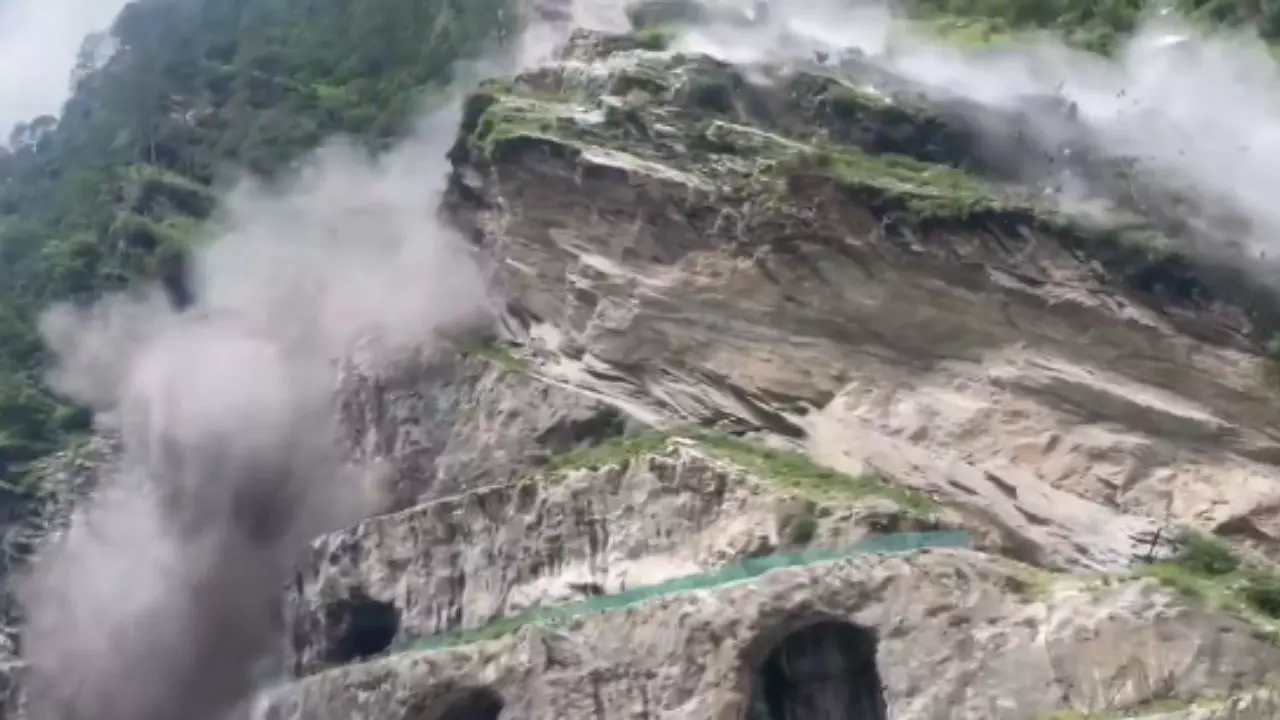 Chamoli Accident: हेलंग डैम साइट पर टूटा कहर, भरभराकर गिरा पहाड़, मजदूरों ने ऐसे बचाई जान