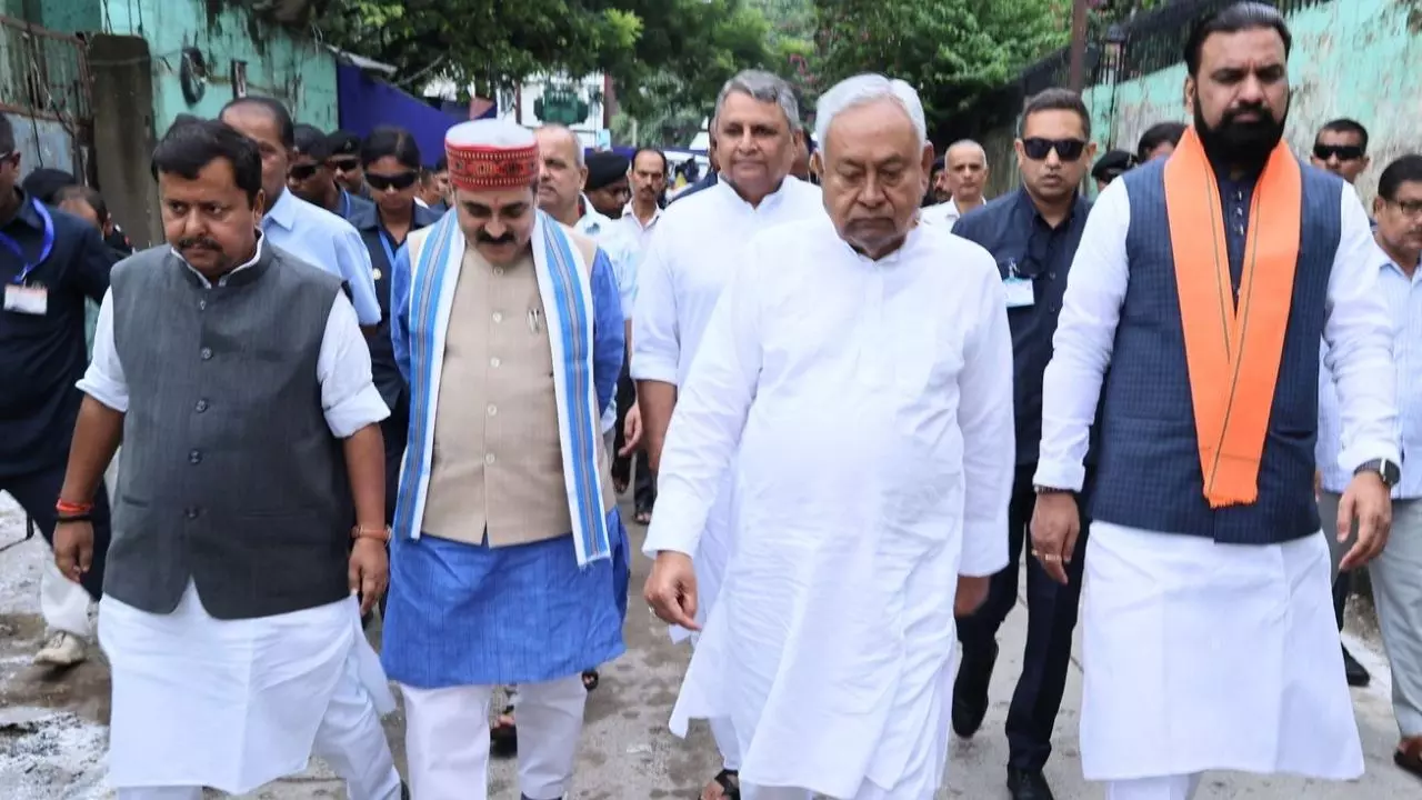 बुजुर्गों को पेंशन, घरों में फ्री बिजली और युवाओं को नौकरी; चुनावी समर में नीतीश का सियासी वार