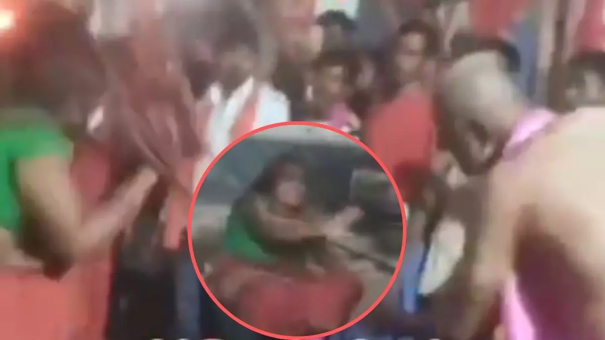 धर्म की आड़ में पाखंड! पुजारी द्वारा महिला से बर्बरता का वीडियो वायरल, भड़के लोगों ने कहा- इसे तुरंत गिरफ्तार करो