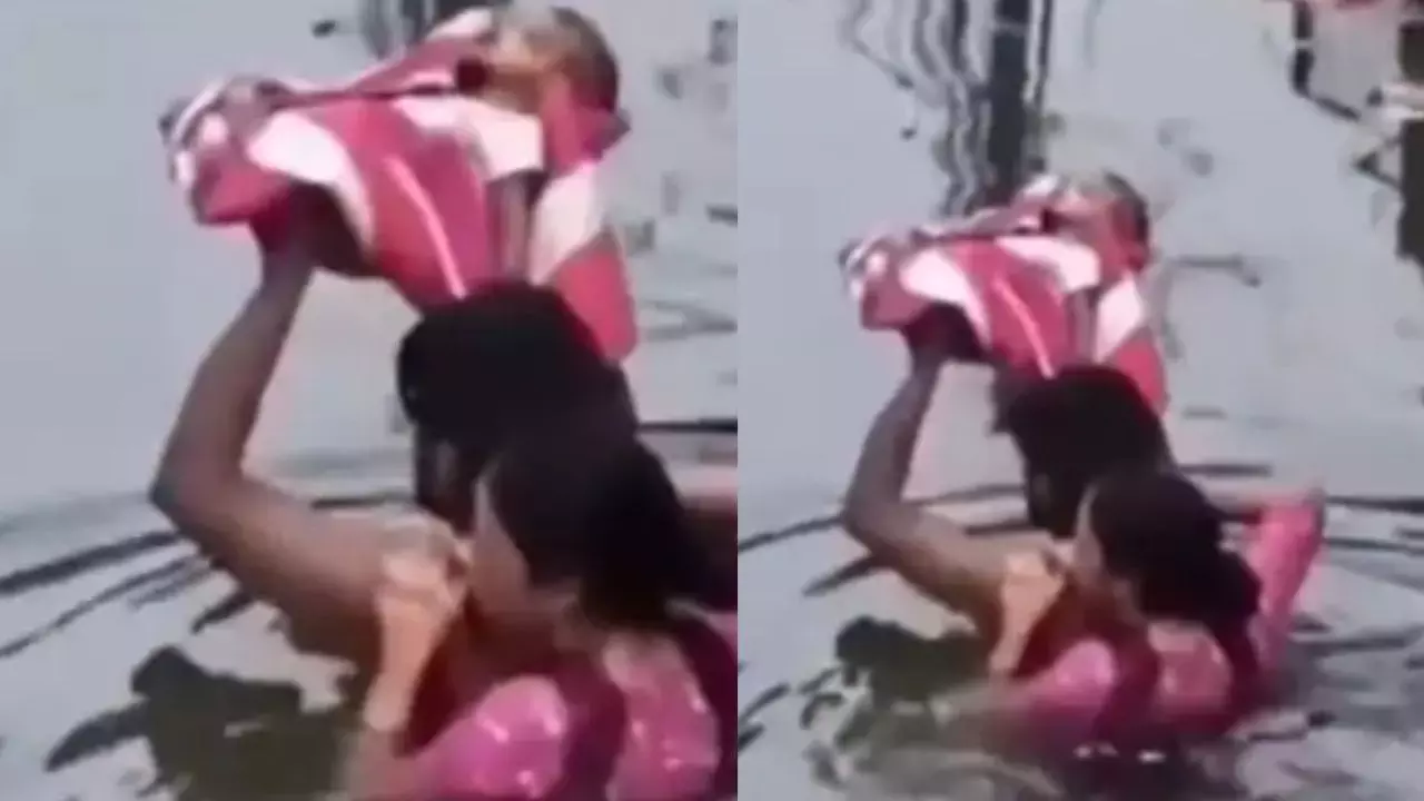 मां- बाप के गले तक पानी, सिर पर बच्चा; प्रयागराज के इस Video को लेकर उठे योगी सरकार पर सवाल