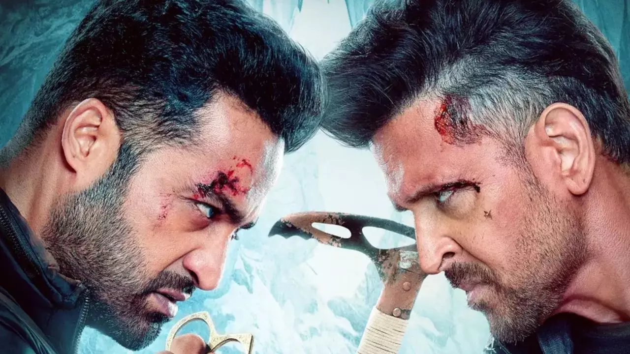Hrithik Roshan और Jr. NTR  की War 2 अमेरिका में फेल? 900 थिएटर, पर हिंदी में बिके सिर्फ 1600 टिकट!