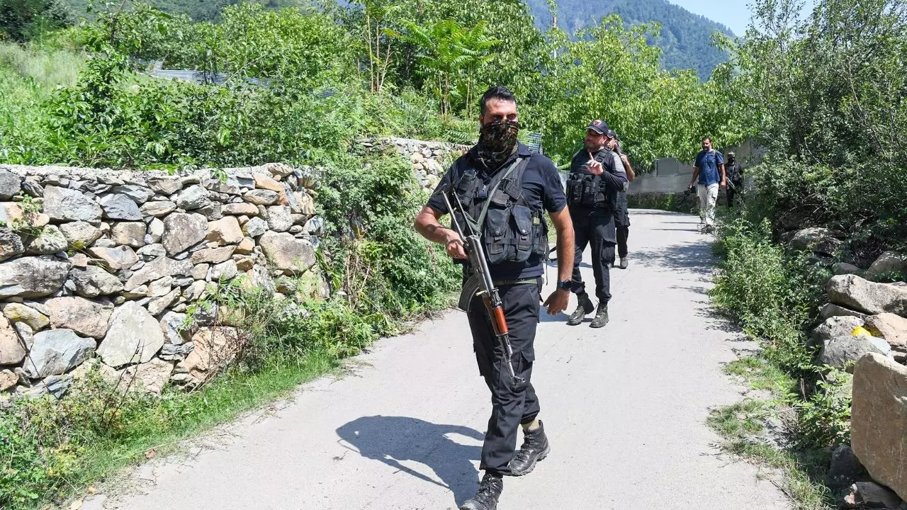 POK में आतंकियों का बहिष्कार! ऑपरेशन महादेव में मारे गए आतंकी ताहिर का निकला जनाजा, लश्कर कमांडर पर क्यों भड़के लोग?