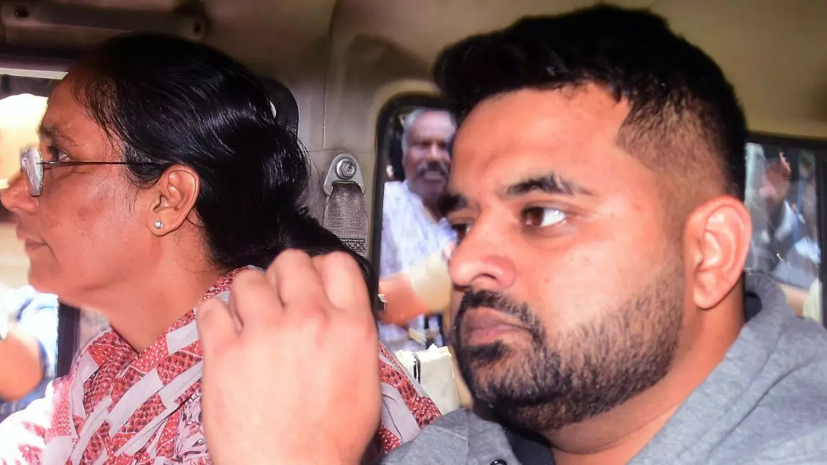 कैदी नंबर 15528 बना पूर्व सांसद, जेल में हाई-सिक्योरिटी सेल में रखा गया प्रज्वल रेवन्ना; पहली रात रोते-बिलखते बीती