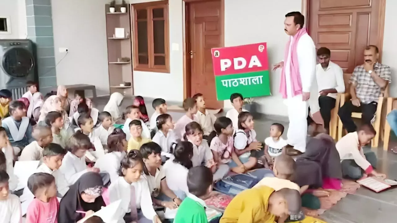 PDA पाठशाला में बच्चों को पढ़ाया गया A फॉर अखिलेश D फॉर डिंपल... Video Viral होने के बाद सपा नेता के खिलाफ FIR