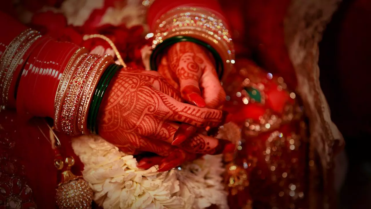 पति निकला सीरियल शादीबाज़! पत्रकार पत्नी ने खोली 8 शादी करने वाले धोखेबाज़ की पोल, मारपीट के बाद खुला गड़बड़झाला