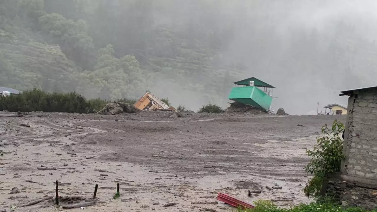 पहाड़ों में बारिश हर साल मचाती है तबाही! जान बचानी है तो बिल्कुल न भूलें ये बातें... पास भी नहीं फटकेगा खतरा