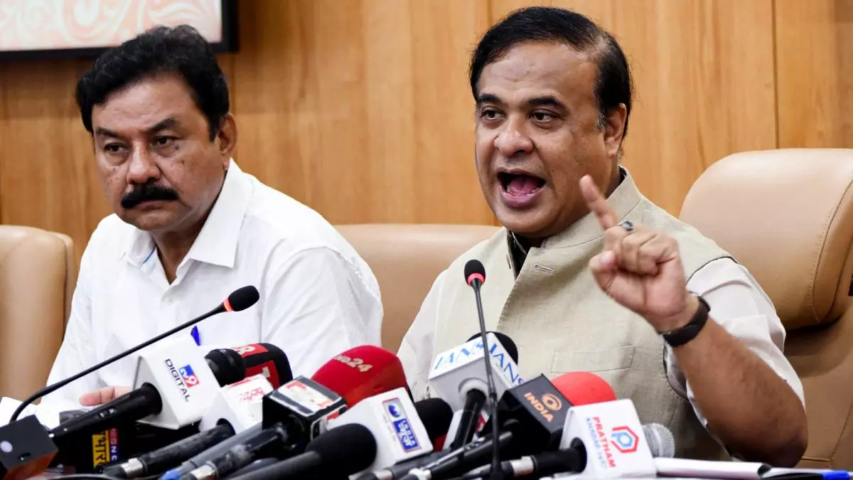 असम में रहने वाले मूल निवासियों को मिलेगा हथियार लाइसेंस, CM सरमा का बड़ा एलान; कांग्रेस बोली- वोट बैंक की राजनीति