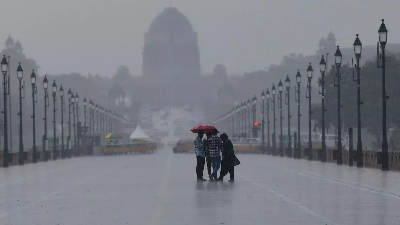 दिल्ली-NCR में आज भी बारिश होने के आसार, मौसम विभाग ने पहाड़ी से मैदानी इलाकों तक जारी किया अलर्ट