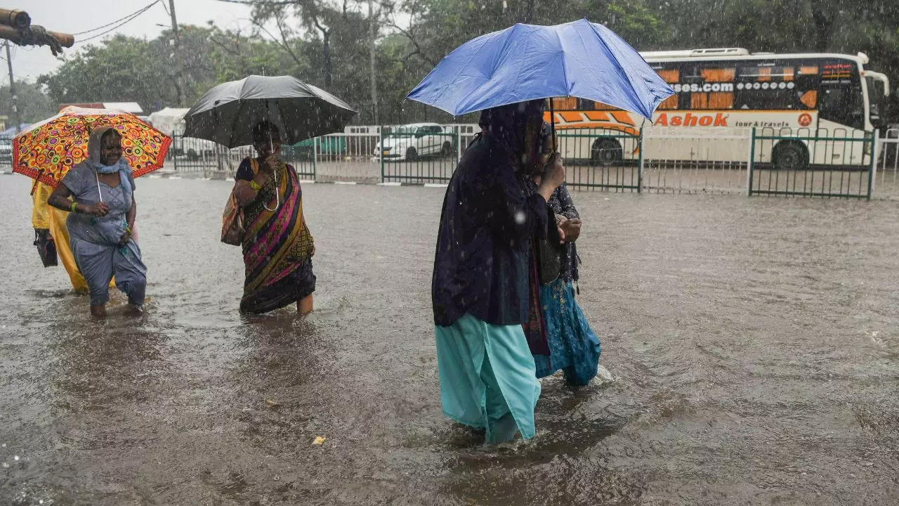 रक्षाबंधन पर बारिश में डूबा दिल्ली-NCR, जलभराव-जाम ने तोड़ी त्योहार की रफ्तार, ट्रैफिक की वजह से बहनें हुईं परेशान