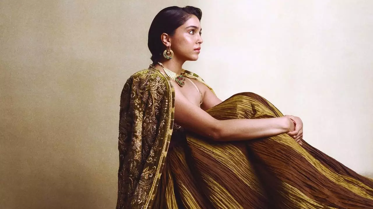 Sharvari ने पेश किया न्यू-एज इंडियन लग्ज़री का स्टाइल स्टेटमेंट, ओलिव ग्रीन लहंगे में छाई एक्ट्रेस