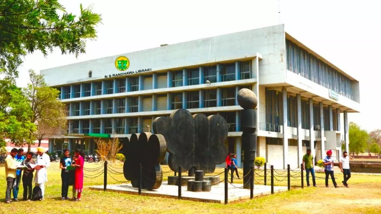 क्या आप अपनी बेटियों को रात... पंजाब यूनिवर्सिटी में फिर छिड़ा छात्राओं के बाहर जाने पर विवाद, नए फॉर्म में जोड़े गए ये ऑप्शन