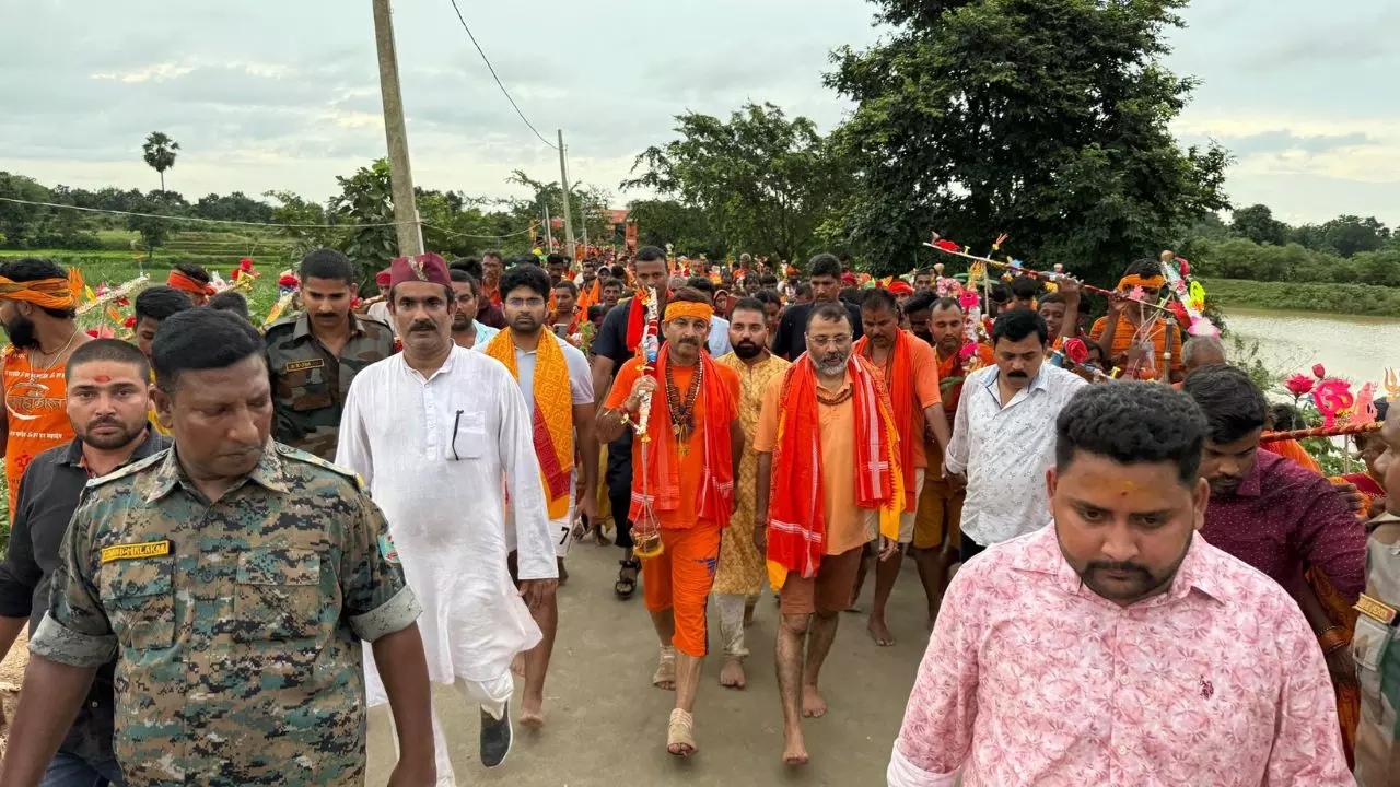 बाबा बैद्यनाथ मंदिर में VIP एंट्री पर विवाद! BJP सांसद निशिकांत दुबे-मनोज तिवारी पर जबरन गर्भगृह में प्रवेश करने पर FIR