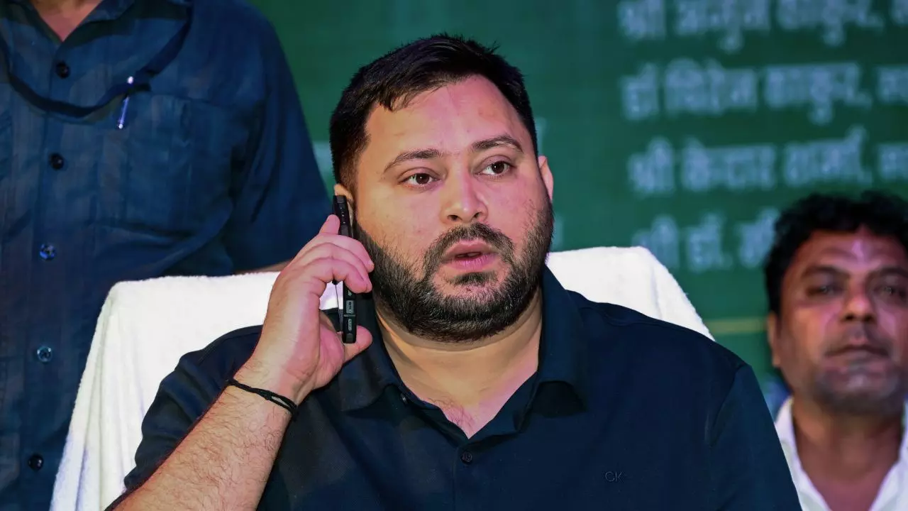 क्या नकली वोटर ID दिखा रहे तेजस्वी यादव? बिहार के ही चुनाव अधिकारी ने खोल दी पोल!