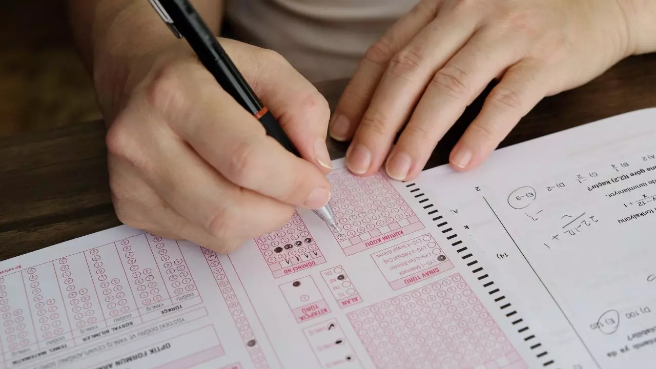 बच्चे अब टेंशन फ्री होकर देंगे एग्जाम! CBSE बोर्ड ने कक्षा 9 के लिए ओपन-बुक असेसमेंट दी परमिशन, छात्रों को होंगे ये फायदे बच्चे अब टेंशन फ्री होकर देंगे एग्जाम! CBSE बोर्ड ने कक्षा 9 के लिए ओपन-बुक असेसमेंट दी परमिशन, छात्रों को होंगे ये फायदे