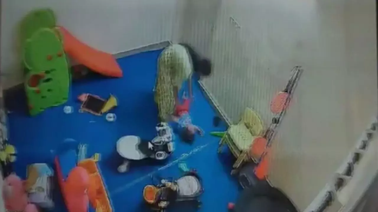 डे-केयर में मासूम से हैवानियत! मेड ने पीटा, जमीन पर पटका और दांत से काटा; मालिक देखती रही तमाशा | Video Viral