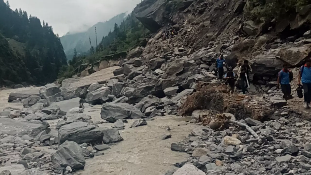 उत्तराखंड में चमत्कार! भीषण बाढ़ और बादल फटने से भागीरथी नदी का बदला मार्ग, जानें फिर क्या हुआ