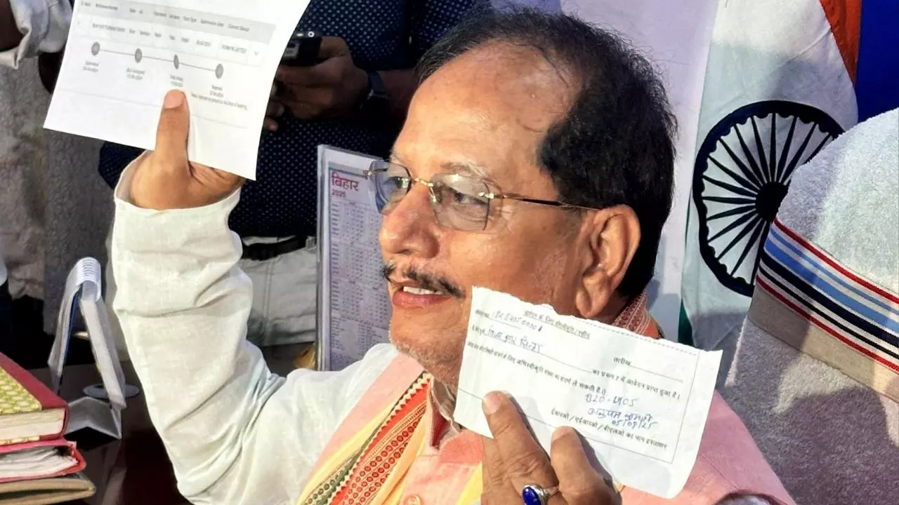 दो-दो वोटर आईडी, दो-दो उम्र! बिहार के डिप्टी सीएम विजय सिन्हा पर लगा डबल वोटिंग का आरोप, चुनाव आयोग ने भेजा नोटिस