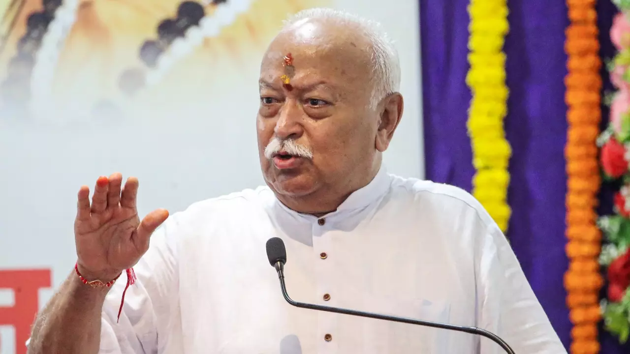 मोहन भागवत ने क्यों कहा लोगों की पहुंच से दूर हो गए शिक्षा और स्वास्थ्य, ये न तो सस्ते हैं न ही...