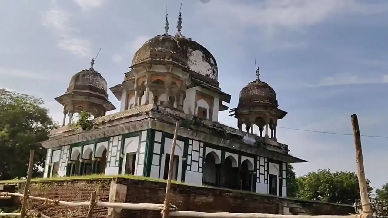 फतेहपुर में 200 साल पुराने मकबरे को लेकर क्यों हुआ विवाद? हिंदू संगठनों ने तोड़ी बैरिकेडिंग; फहराया भगवा | Video
