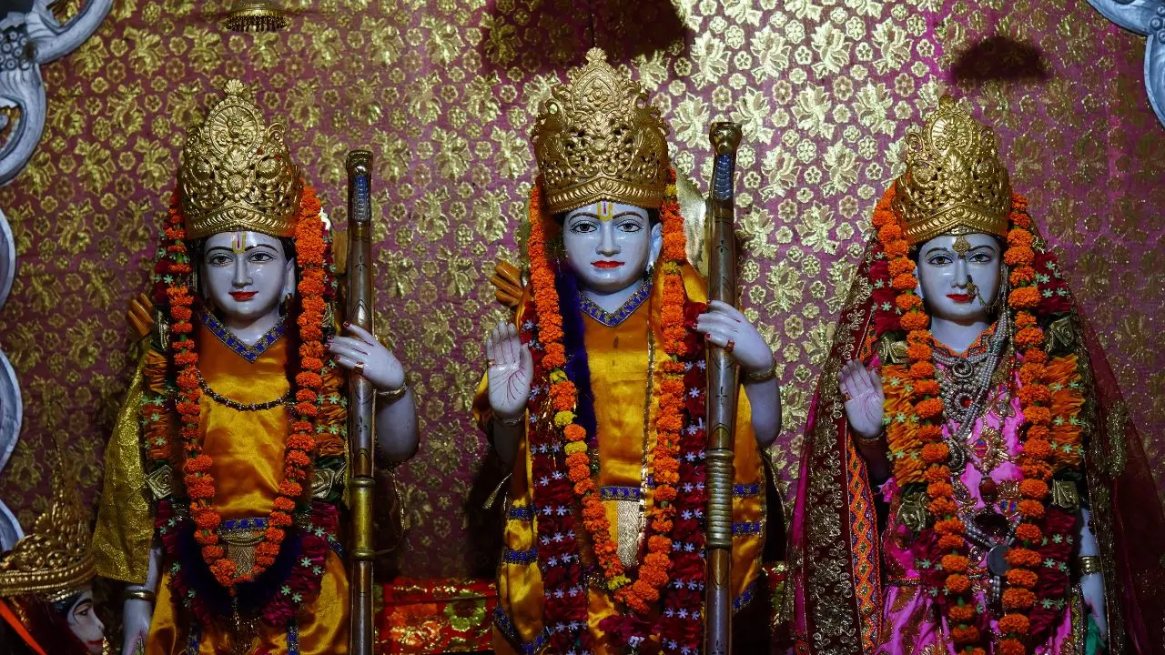 नशे में चूर युवकों ने भगवान राम और हनुमान की मूर्तियों को मारा थप्पड़| Video Viral