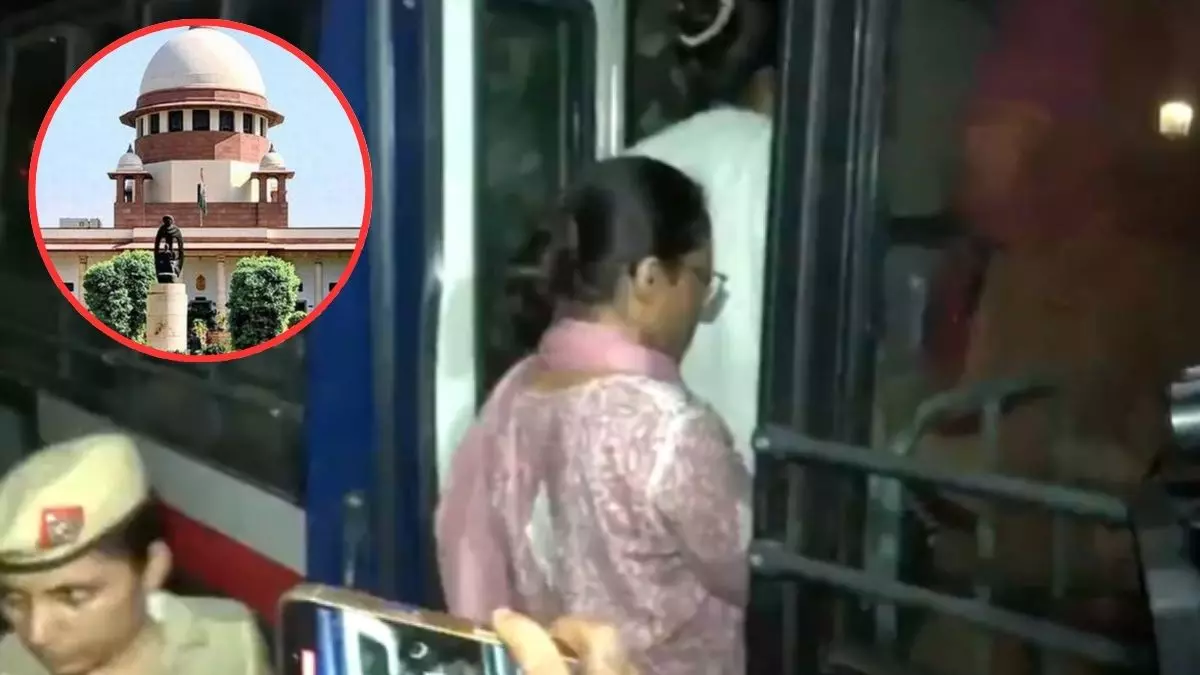दिल्ली-NCR से स्‍ट्रे डॉग्स हटाने के SC आदेश पर बवाल, इंडिया गेट पर डॉग लवर्स-एक्टिविस्ट्स का प्रदर्शन; पुलिस ने सभी को हिरासत में लिया