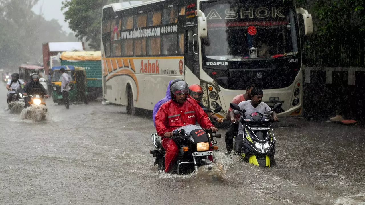 दिल्ली-NCR में फिर शुरू हुआ बारिश का सिलसिला, मौसम विभाग ने 17 अगस्त तक जारी किया अलर्ट, पहाड़ी राज्य रहें सावधान
