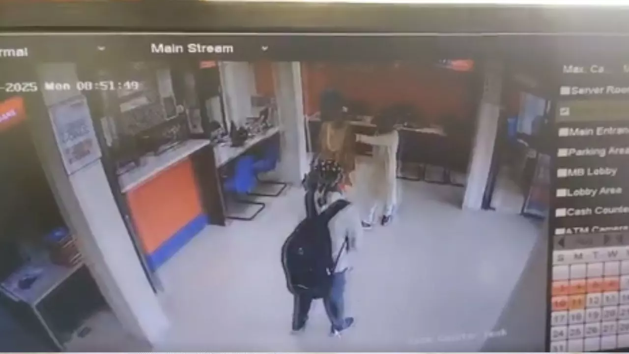 सिर्फ 8 मिनट और 14 करोड़ की लूट, जबलपुर में दिनदहाड़े बैंक खाली कर गए बदमाश; स्टाफ पर क्यों उठ रहे सवाल? सिर्फ 8 मिनट और 14 करोड़ की लूट, जबलपुर में दिनदहाड़े बैंक खाली कर गए बदमाश; स्टाफ पर क्यों उठ रहे सवाल?