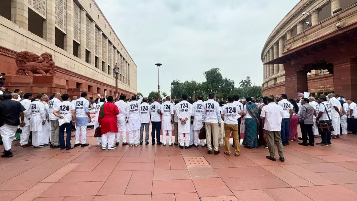 INDIA Block के सदस्यों ने क्यों पहनी 124 Not Out लिखी हुई टी-शर्ट? कांग्रेस बोली- बीजेपी का विभाग है चुनाव आयोग INDIA Block के सदस्यों ने क्यों पहनी 124 Not Out लिखी हुई टी-शर्ट? कांग्रेस बोली- बीजेपी का विभाग है चुनाव आयोग