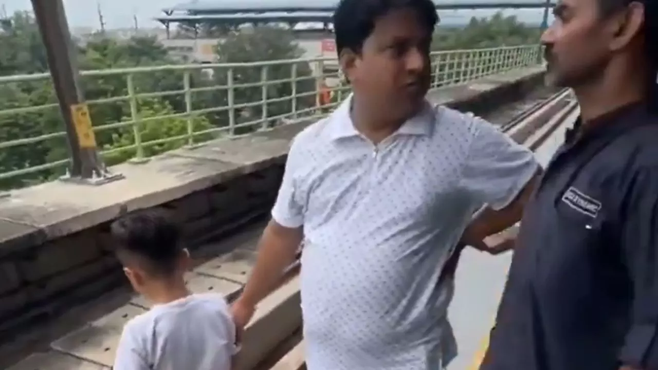 मेट्रो प्लेटफॉर्म बना वॉशरूम! शख्स ने बच्चे को पटरियों पर कराया पेशाब, Viral Video देख भड़क उठे यूजर्स मेट्रो प्लेटफॉर्म बना वॉशरूम! शख्स ने बच्चे को पटरियों पर कराया पेशाब, Viral Video देख भड़क उठे यूजर्स