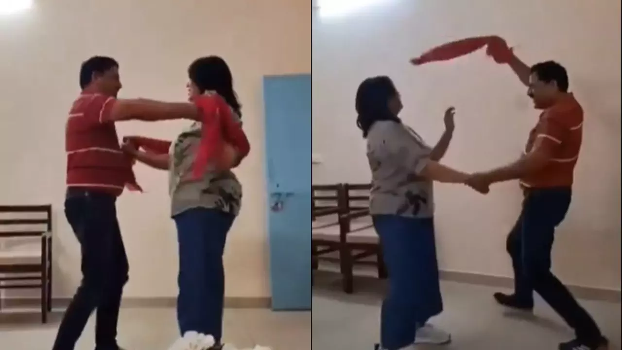 मजा जीने का और आता है... ऑफिस में BPEO ने पत्नी संग लगाए ठुमके, वीडियो वायरल होते ही छि‍न गई कुर्सी