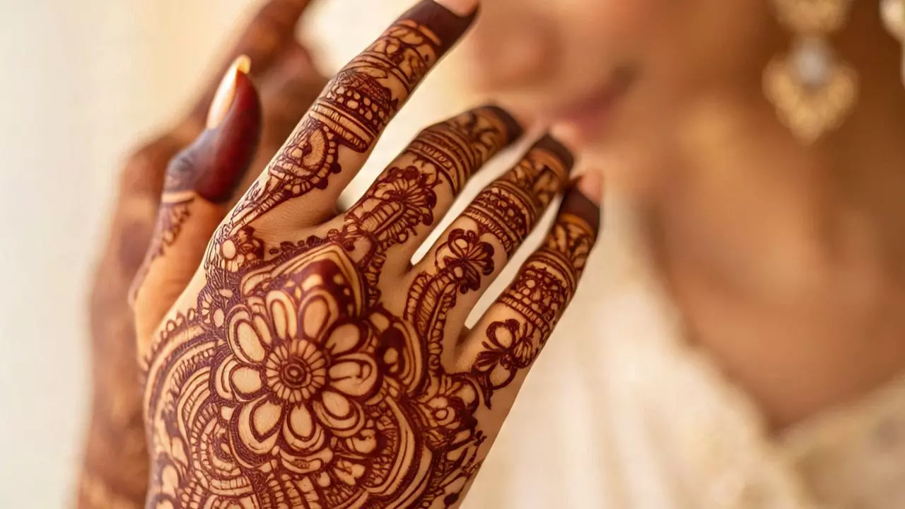 मिनटों में हो जाएगा मेहंदी का रंग गाढ़ा, ये देसी हैक्स दिखाएंगे कमाल, हर कोई पूछेगा राज़ मिनटों में हो जाएगा मेहंदी का रंग गाढ़ा, ये देसी हैक्स दिखाएंगे कमाल, हर कोई पूछेगा राज़