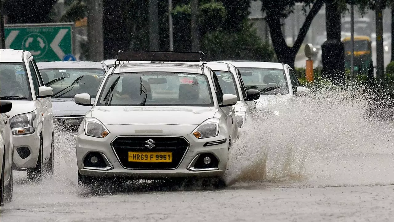दिल्ली-NCR में आजादी के जश्न के बीच बारिश और तूफान का अलर्ट, IMD ने इन राज्यों के लिए जारी की चेतावनी