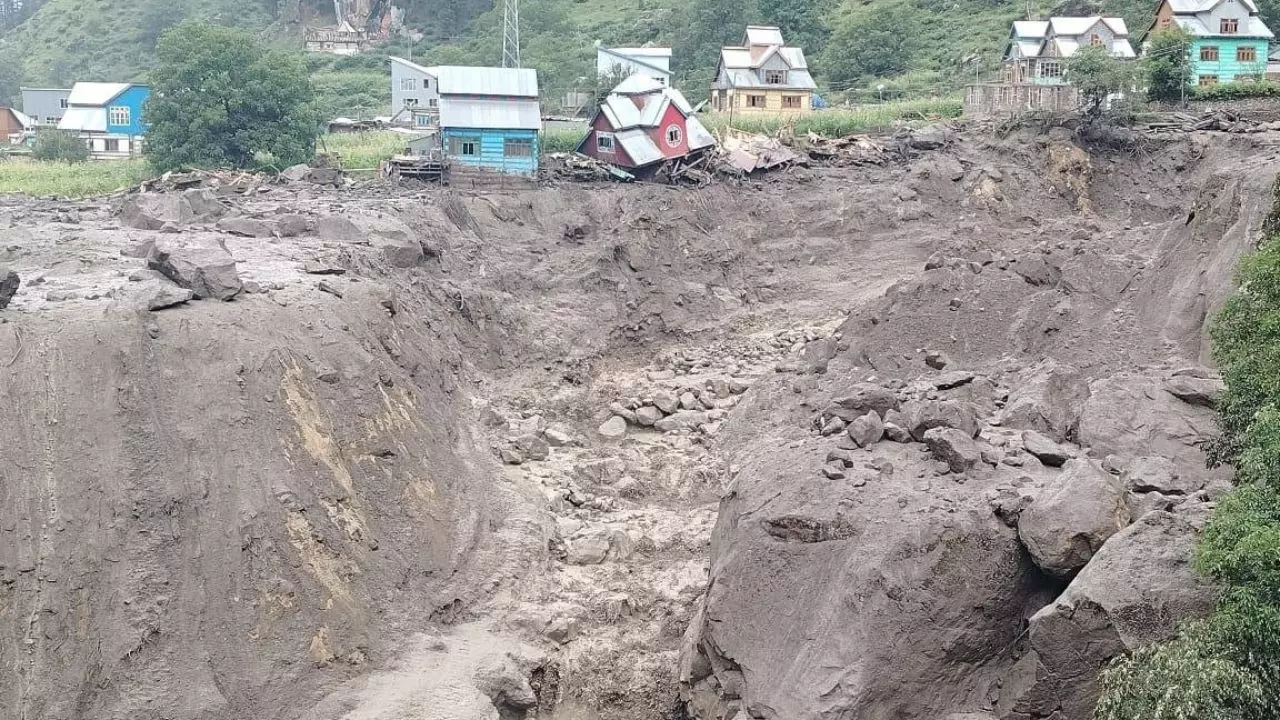 अचानक धमाके जैसी आवाज आई, 4 फीट तक मलबा... किश्तवाड़ में बादल फटने के बाद दहशत में लोग, पीड़ितों ने बताया तबाही का खौफनाक मंजर