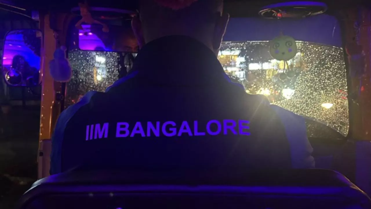 IIM-बैंगलोर जैकेट में ऑटो ड्राइवर को देख हैरान हुई बेंगलुरु की महिला, छोटी से मुलाकात हुई वायरल