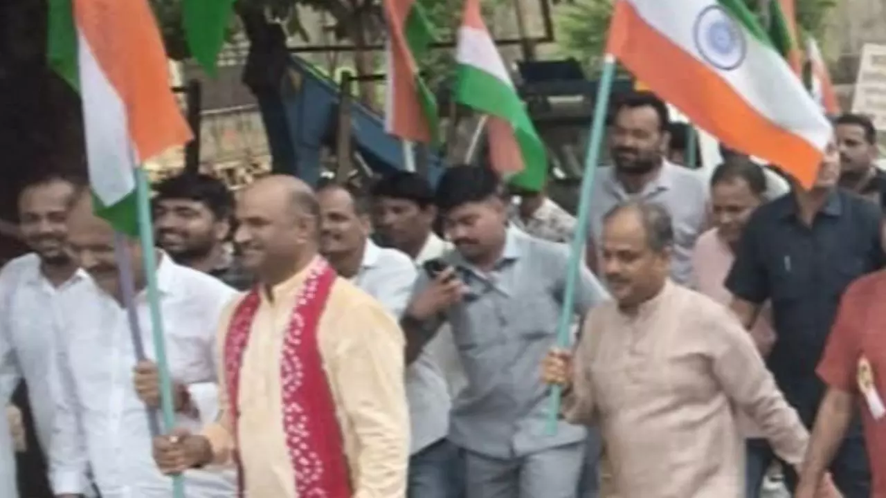 भाजपाइयों को तिरंगा पकड़ने नहीं आता... उल्टा झंडा पकड़े दिखे कैबिनेट मंत्री हेमंत मीणा, Video देखकर कांग्रेस ने खोला मोर्चा