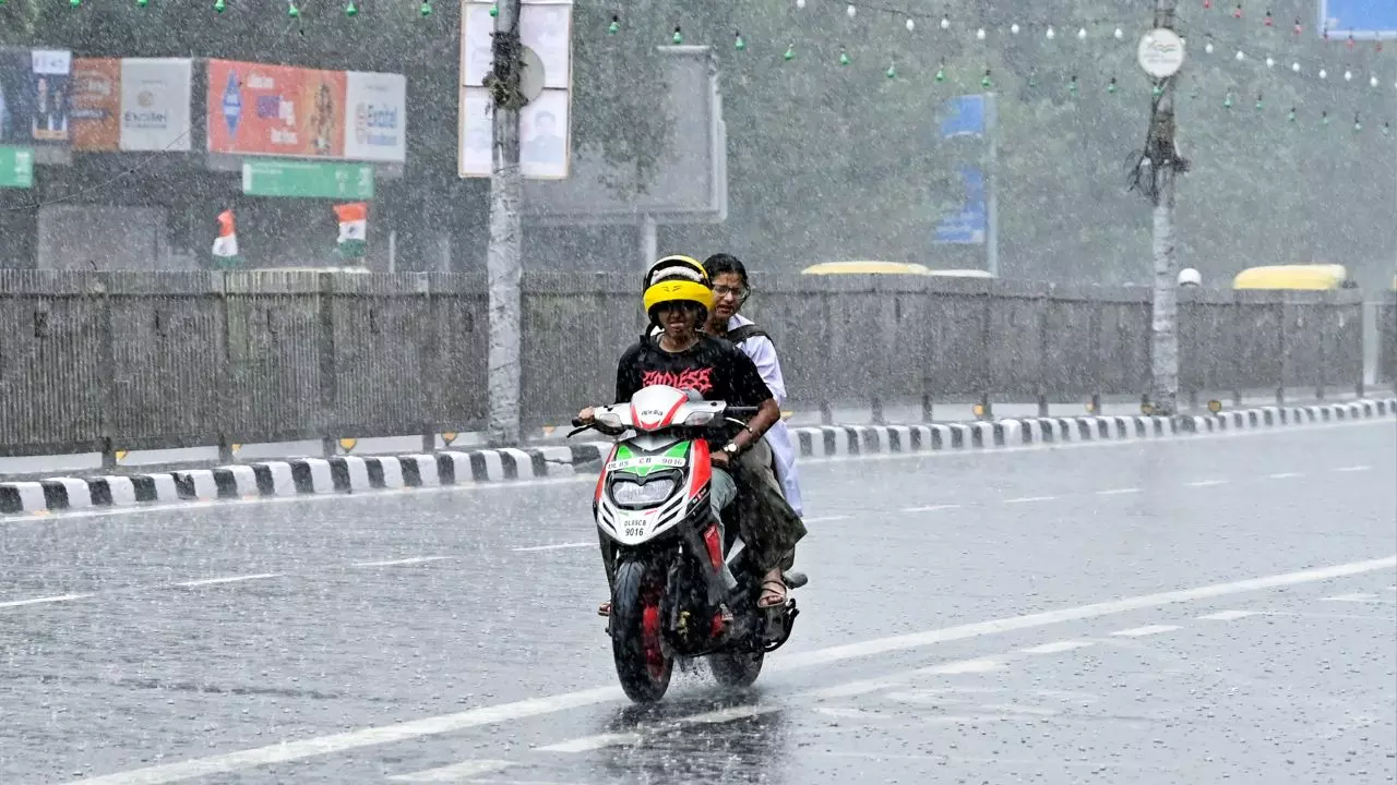 दिल्ली-NCR में अगले कुछ दिनों तक बारिश का अलर्ट, मुंबई में सड़कों पर भरा पानी, VIDEO में बहती दिखीं गाड़ियां दिल्ली-NCR में अगले कुछ दिनों तक बारिश का अलर्ट, मुंबई में सड़कों पर भरा पानी, VIDEO में बहती दिखीं गाड़ियां