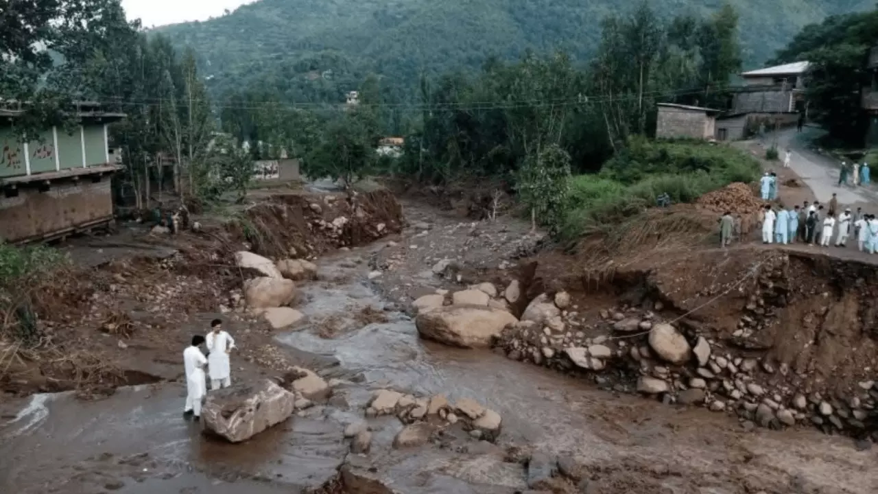 पाकिस्तान में बाढ़ और भारी बारिश से तबाही, 24 घंटे में 300 से ज्यादा लोगों की मौत, PNDMA ने 2000 को सुरक्षित बाहर निकाला पाकिस्तान में बाढ़ और भारी बारिश से तबाही, 24 घंटे में 300 से ज्यादा लोगों की मौत, PNDMA ने 2000 को सुरक्षित बाहर निकाला
