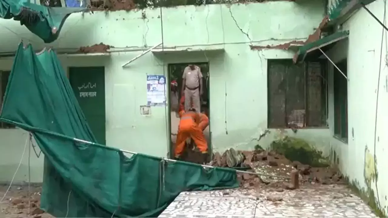दरगाह की छत व दीवार गिरने के मामले में पुलिस का एक्शन. अज्ञात के खिलाफ FIR दर्ज
