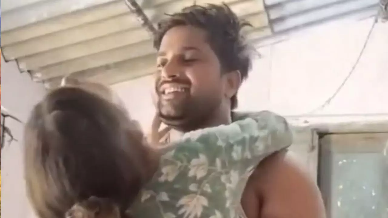 शिक्षक का छात्रा के साथ अश्लील हरकत का Viral Video, 20 लाख की वसूली और जान से मारने की धमकी शिक्षक का छात्रा के साथ अश्लील हरकत का Viral Video, 20 लाख की वसूली और जान से मारने की धमकी