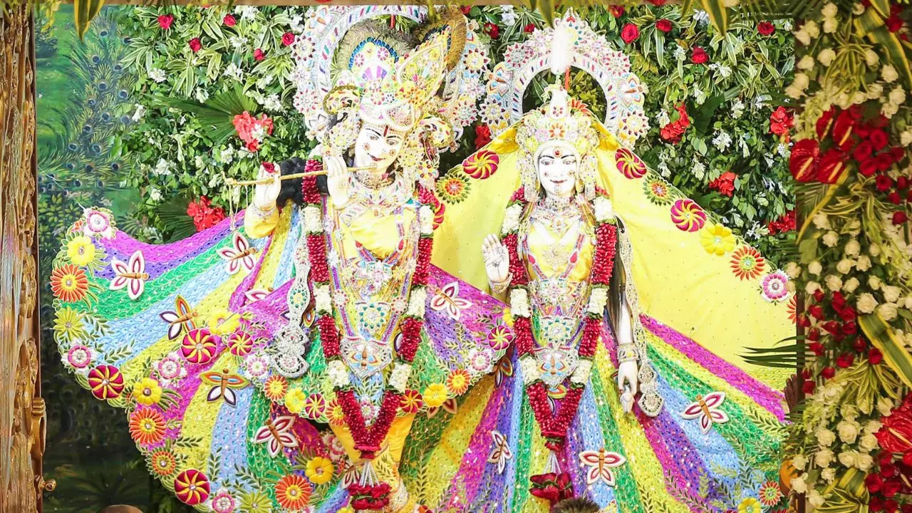 Krishna Janmashtami 2025: देशभर में गूंजे नंद के लाल के जयकारे, मंदिरों में उमड़ी श्रद्धालुओं की भीड़ - Video
