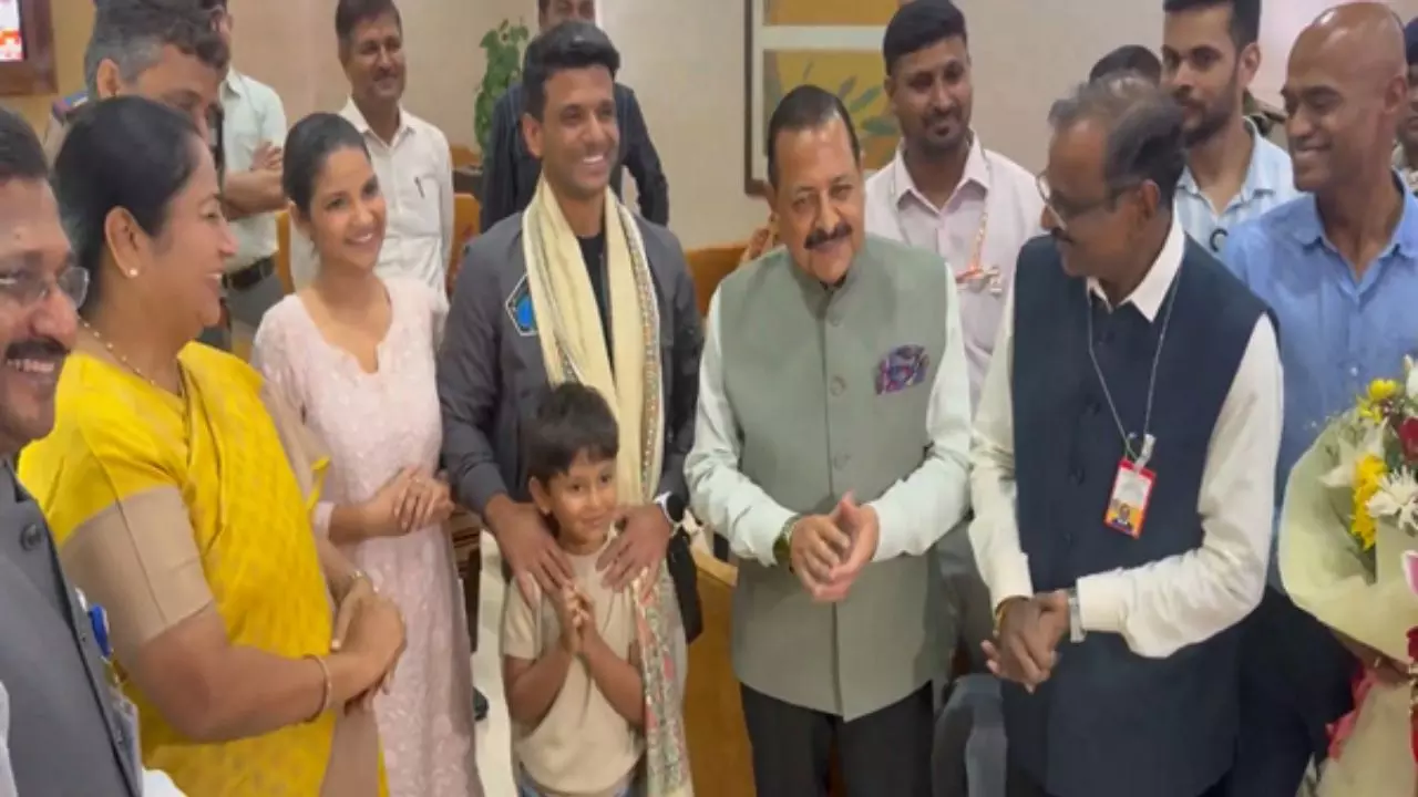 Axiom Mission 4 को पूरा करने के बाद वतन लौटे शुभांशु शुक्ला, ढोल-नगाड़ों से लेकर कुछ इस तरह स्वागत- Video