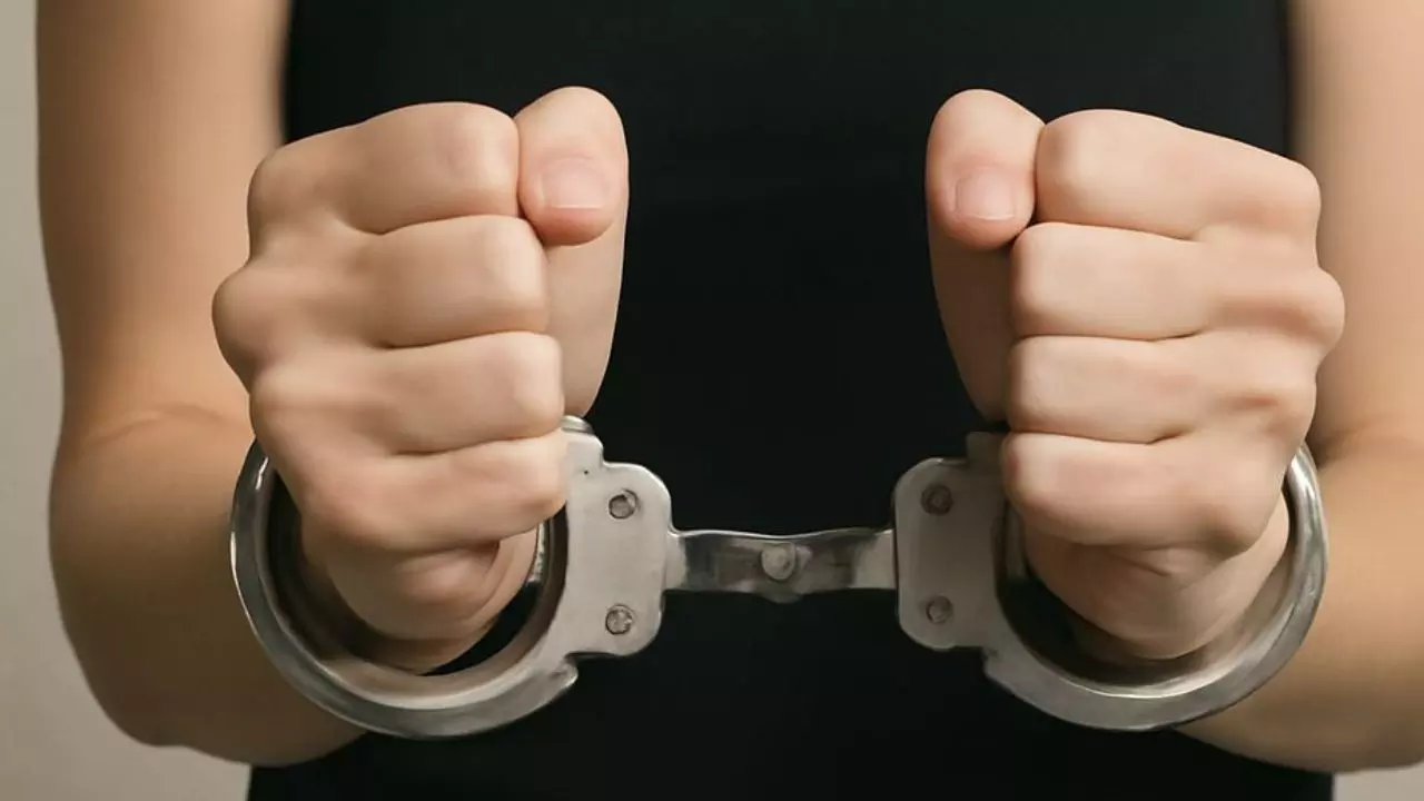 घुटनों पर रखा तिरंगा, फिर पैरों की मदद से मोड़ा, वायरल वीडियो के बाद असम की ये महिला प्रिसिंपल पहुंची सलाखों के पीछे घुटनों पर रखा तिरंगा, फिर पैरों की मदद से मोड़ा, वायरल वीडियो के बाद असम की ये महिला प्रिसिंपल पहुंची सलाखों के पीछे