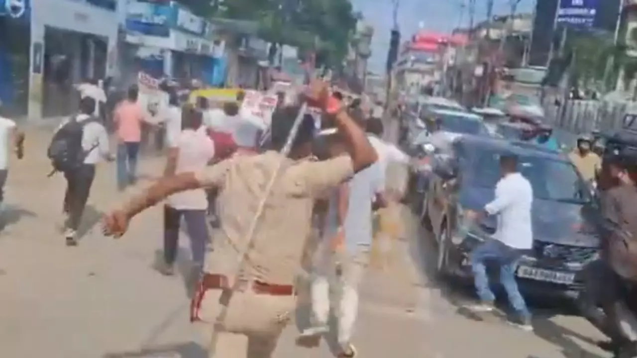 पटना में क्यों कूटे गए छात्र? मजिस्ट्रेट के पैर पकड़कर CM नीतीश से मिलने की जिद का Video आया सामने
