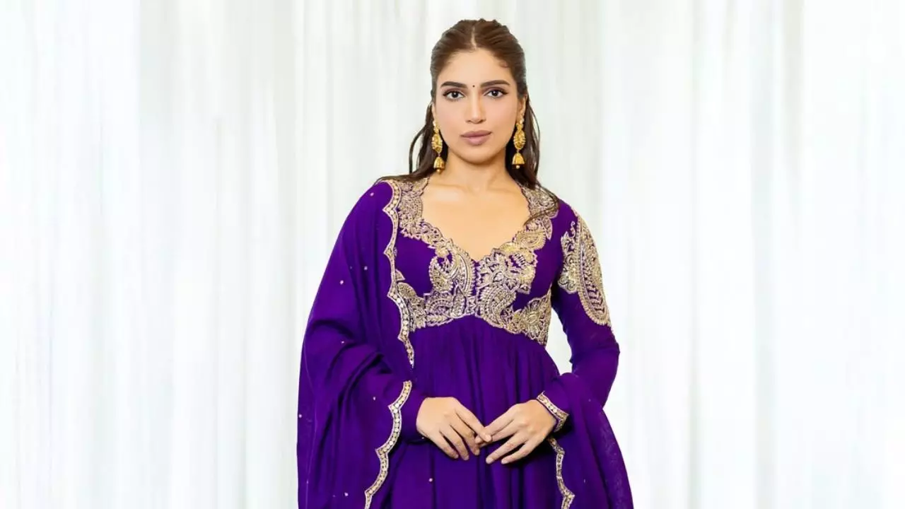 ₹1.18 लाख के अनारकली सेट में Bhumi Pednekar बनीं फैशन क्वीन, स्टेटमेंट ज्वेलरी के साथ बिखेरा जलवा