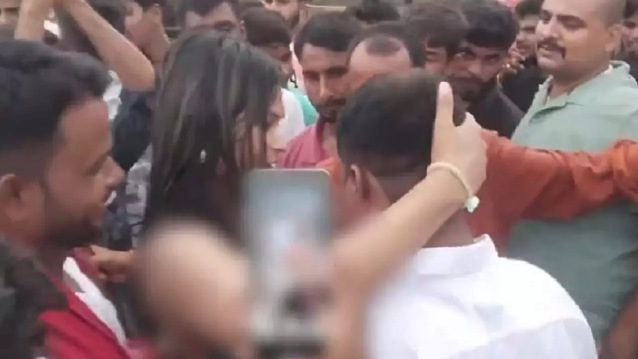 ए मुखिया जी! महिला डांसर के साथ प्रधान जी का अश्लील Video Viral, यूजर्स बोले- बुक करना पड़ेगा Room