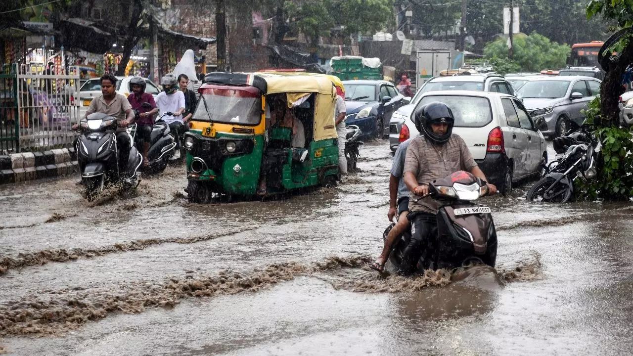 उत्तराखंड और राजस्थान में 7 दिनों तक बारिश का अलर्ट, दिल्ली-NCR में भी गरज के साथ पड़ सकती हैं बौछारें