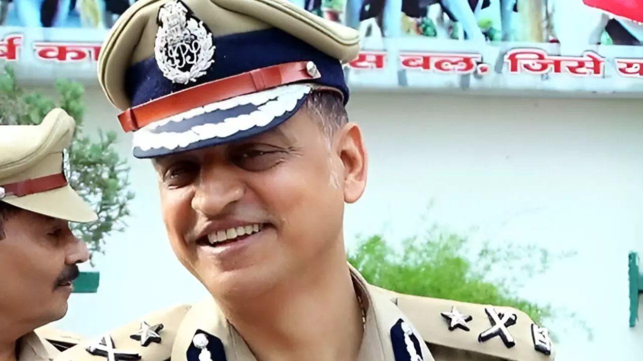 कौन हैं IPS बीके सिंह? बिहार का बेटा बनेगा साइबर क्राइम का दुश्मन, योगी राज में मिली बड़ी जिम्मेदारी कौन हैं IPS बीके सिंह? बिहार का बेटा बनेगा साइबर क्राइम का दुश्मन, योगी राज में मिली बड़ी जिम्मेदारी
