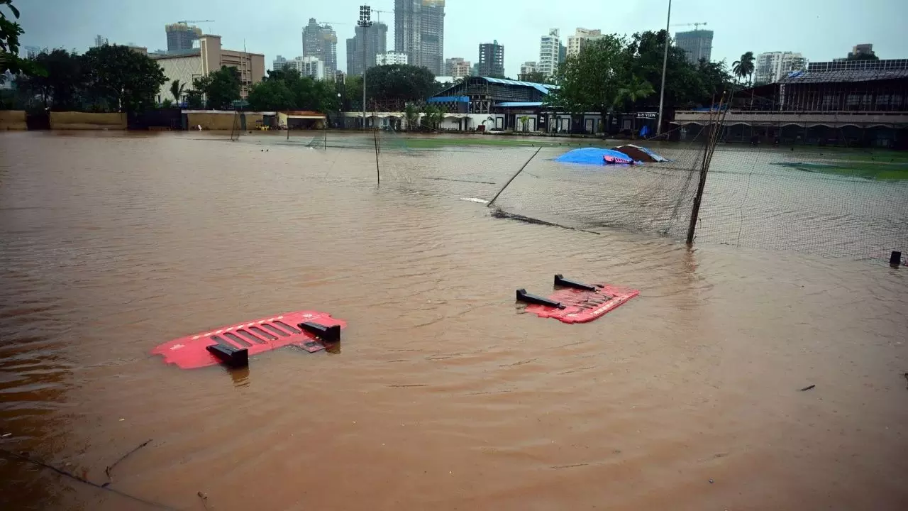 मुंबई में सड़कें बनीं तालाब! भारी बारिश की वजह से स्कूल कॉलेज बंद, 5 Viral Video: