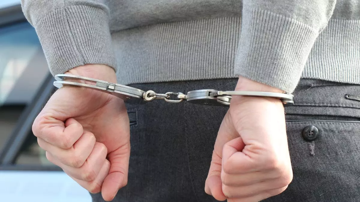 अश्लील वीडियो बनाकर चाची को करता था ब्लैकमेल, चाचा ने शराब पिलाकर कर दी हत्या; नदी में मिला शव, 3 गिरफ्तार अश्लील वीडियो बनाकर चाची को करता था ब्लैकमेल, चाचा ने शराब पिलाकर कर दी हत्या; नदी में मिला शव, 3 गिरफ्तार
