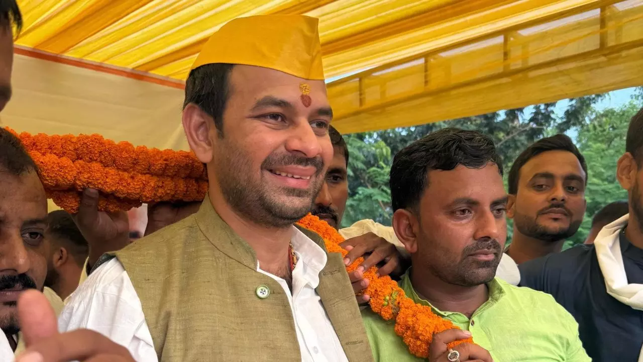 न शोर-शराबा, न किसी पर कटाक्ष... ख़ामोशी से जनता के बीच जा रहे लालू के लाल, क्या है इसके सियासी मायने?